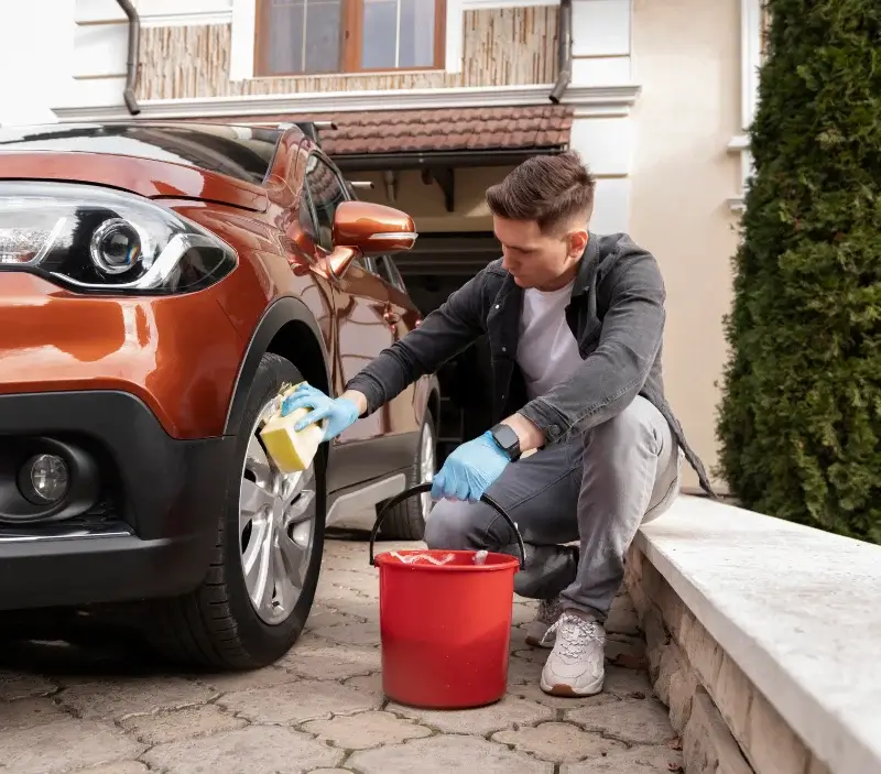 Lavage auto à domicile Saint-Léger-de-Linières : professionnel intervenant sur un véhicule